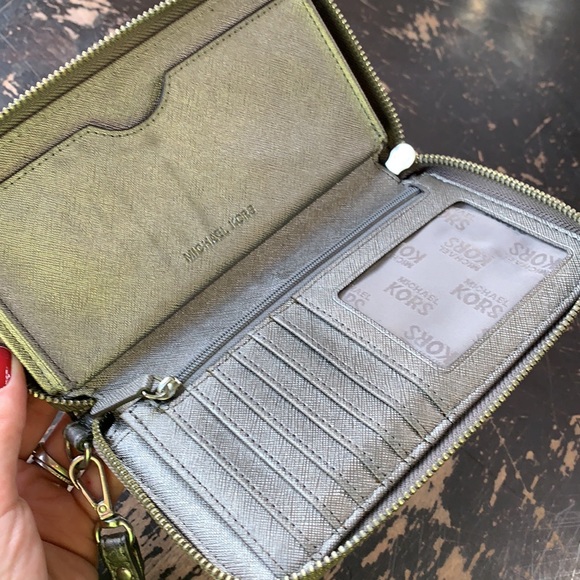 Michael Kors Wallet with removable wrist strap - Picture 4 of 10